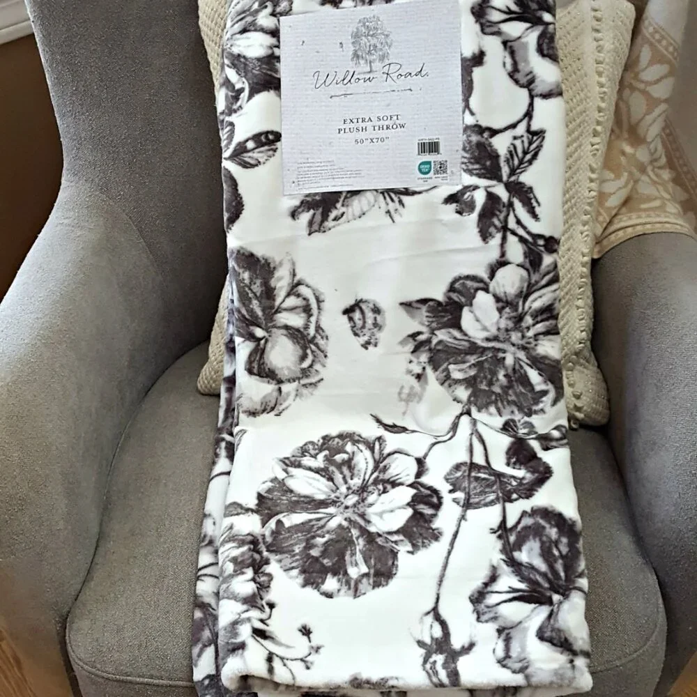 NEW! TOILE FLORAL ULTRA PLUSH THROW BLANKET